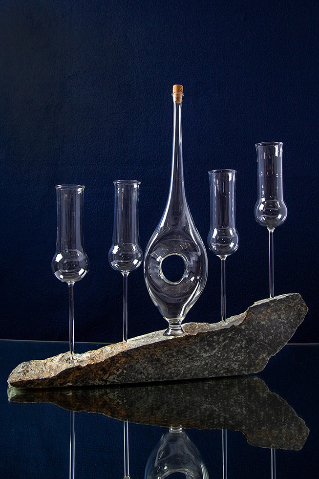 Ein Speckstein mit Gläser und einer Flasche
